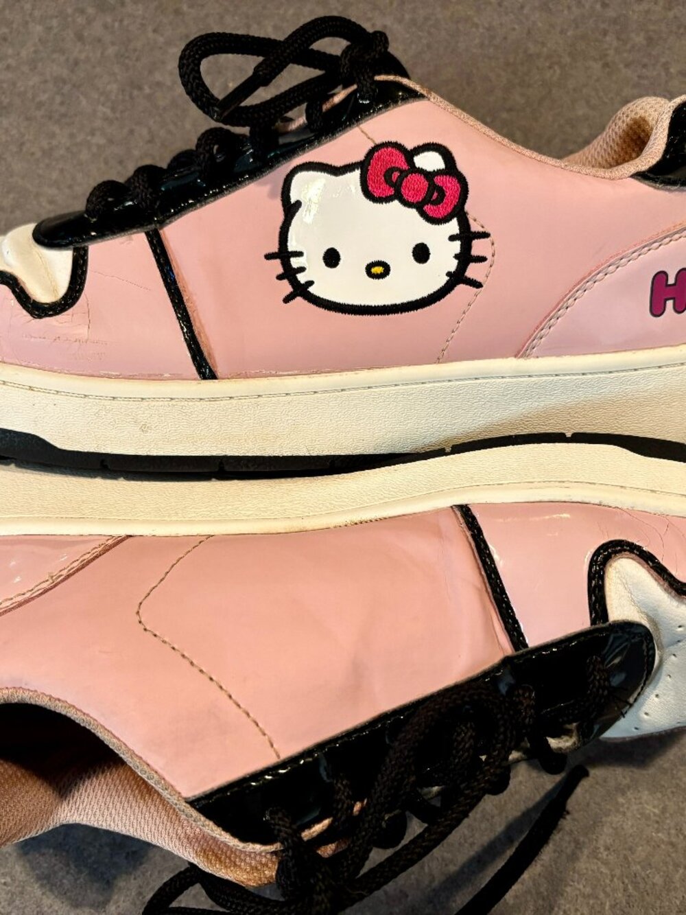 ~~Sanrio Hello Kitty Sneakers Womens 9.....some small scrapes and scuffs...pleas